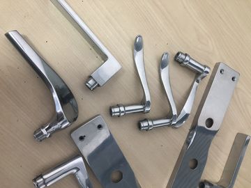 Industrielle Schleifmaschine: CNC-Poliermaschine zum Schleifen von Metalloberflächen