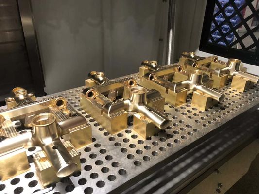 Automatische Poliermaschine für Wasserhähne mit 6-Achsen-Rotationssystemen und vier Stationen