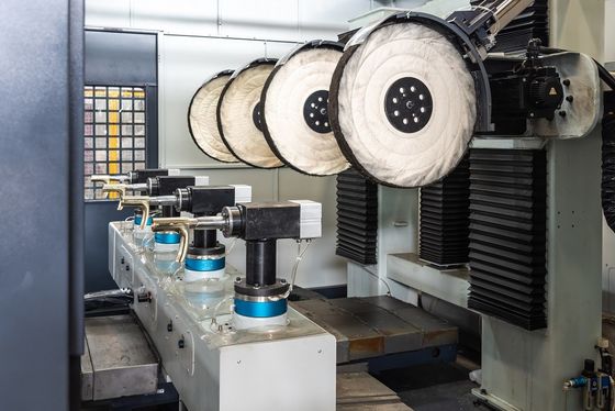 3 Achse PLC steuerte Hahn-Poliermaschine für Zink-Würfel Casted-Griff