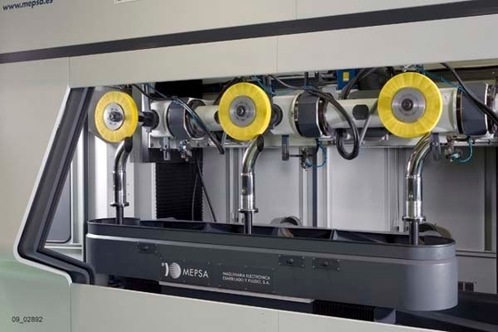 CNC-Polierautomat mit vier Arbeitsplätzen zum Polieren von Metalloberflächen